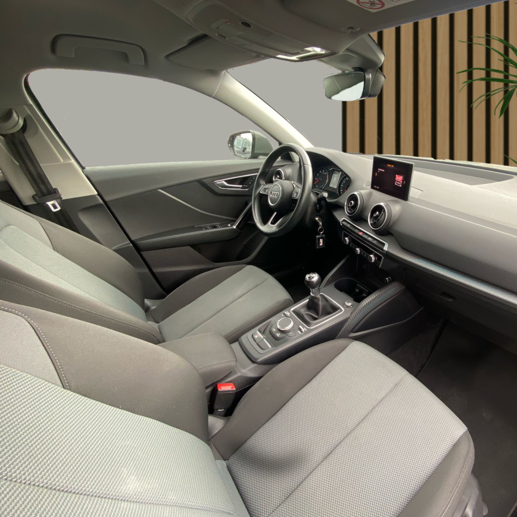 Intérieur Audi Q2 30 TFSI – tableau de bord et sièges avant d’un SUV d'occasion à Perpignan / voiture occasion Perpignan